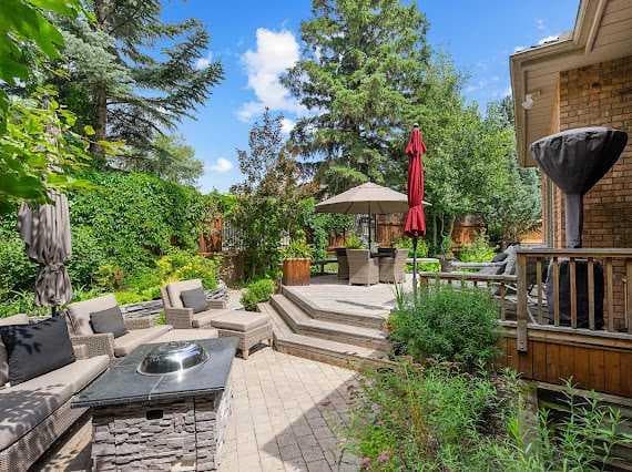 39 Baycrest Court SW