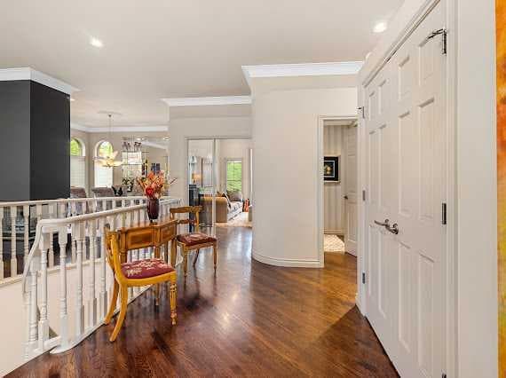 39 Baycrest Court SW