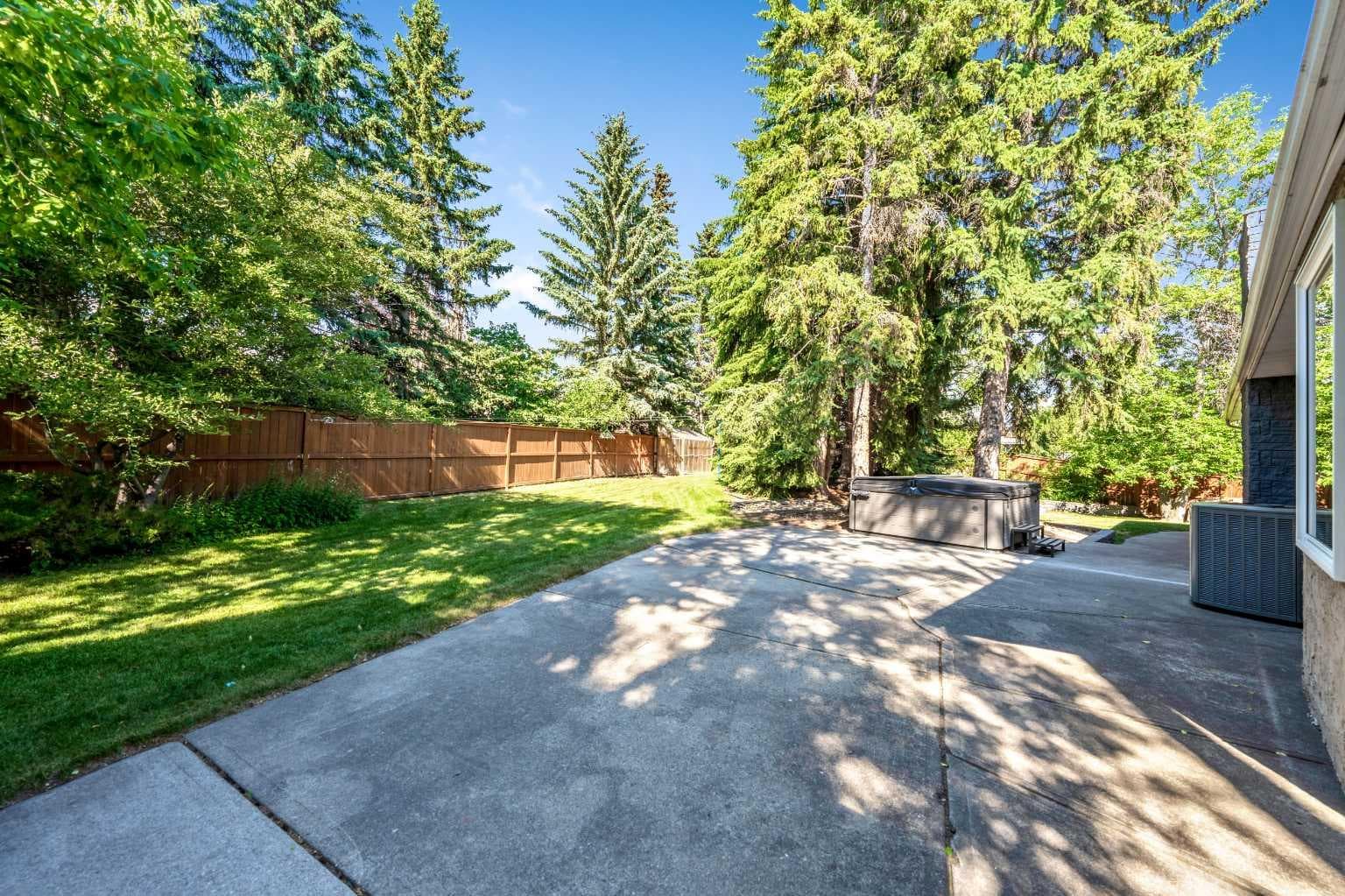 224 Varsity Crescent NW