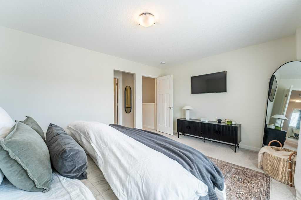 157 South Point Court SW