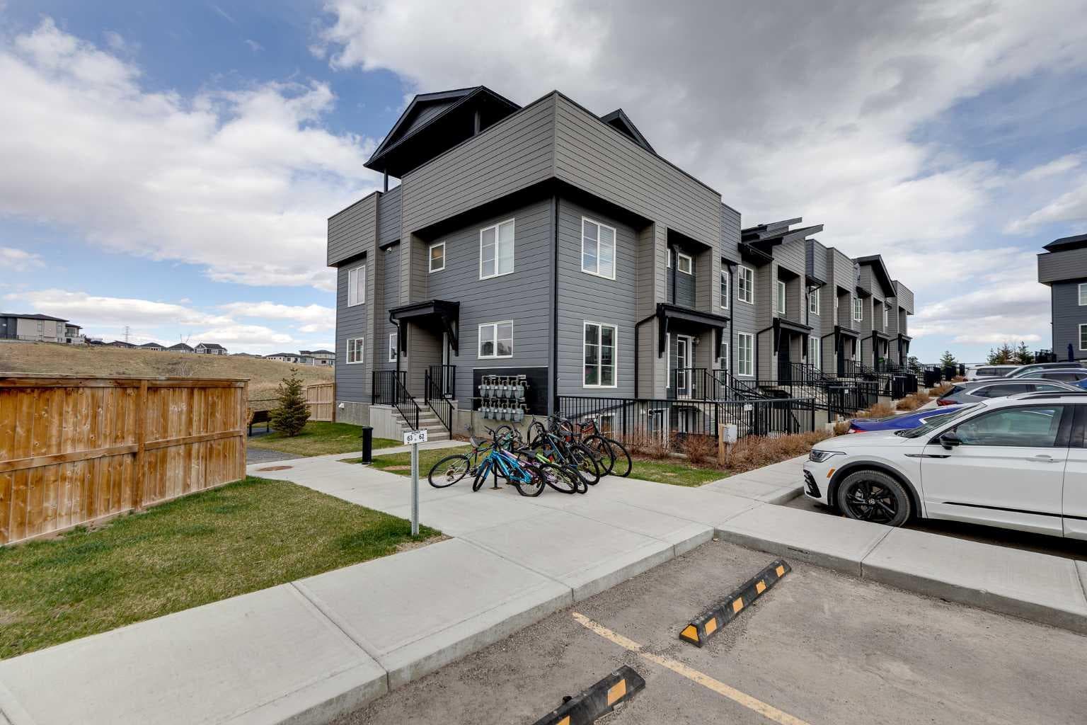302, 260 Rowley Way NW