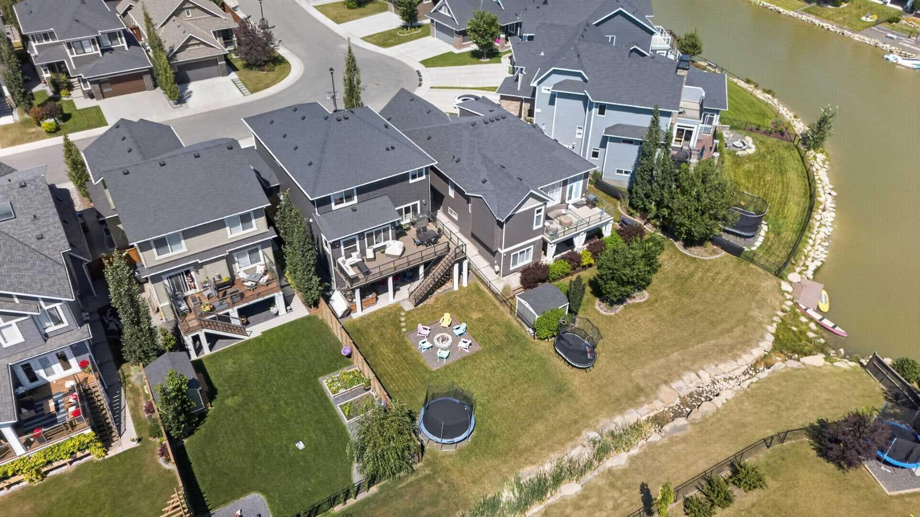 325 Bayside Crescent SW