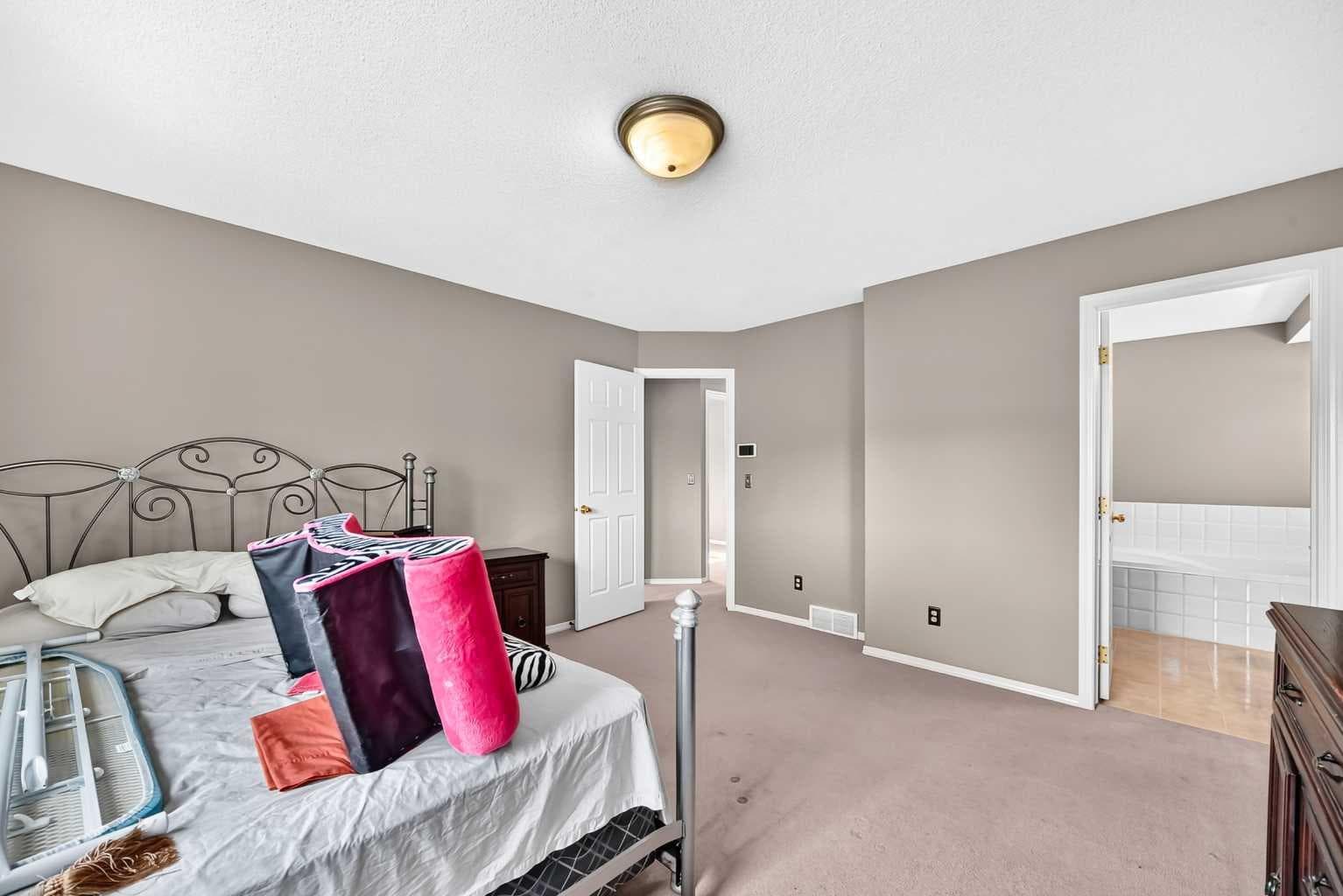 163 Valley Crest Close NW