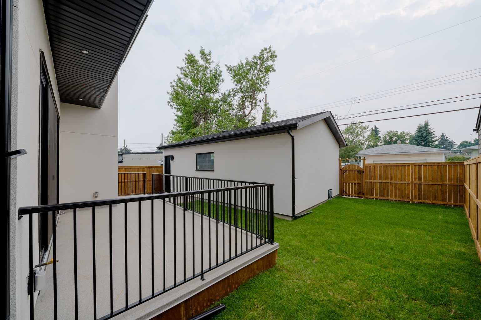 2207 Victoria Crescent NW