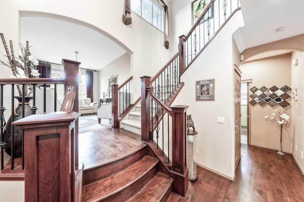 40 Cougar Ridge Heights SW