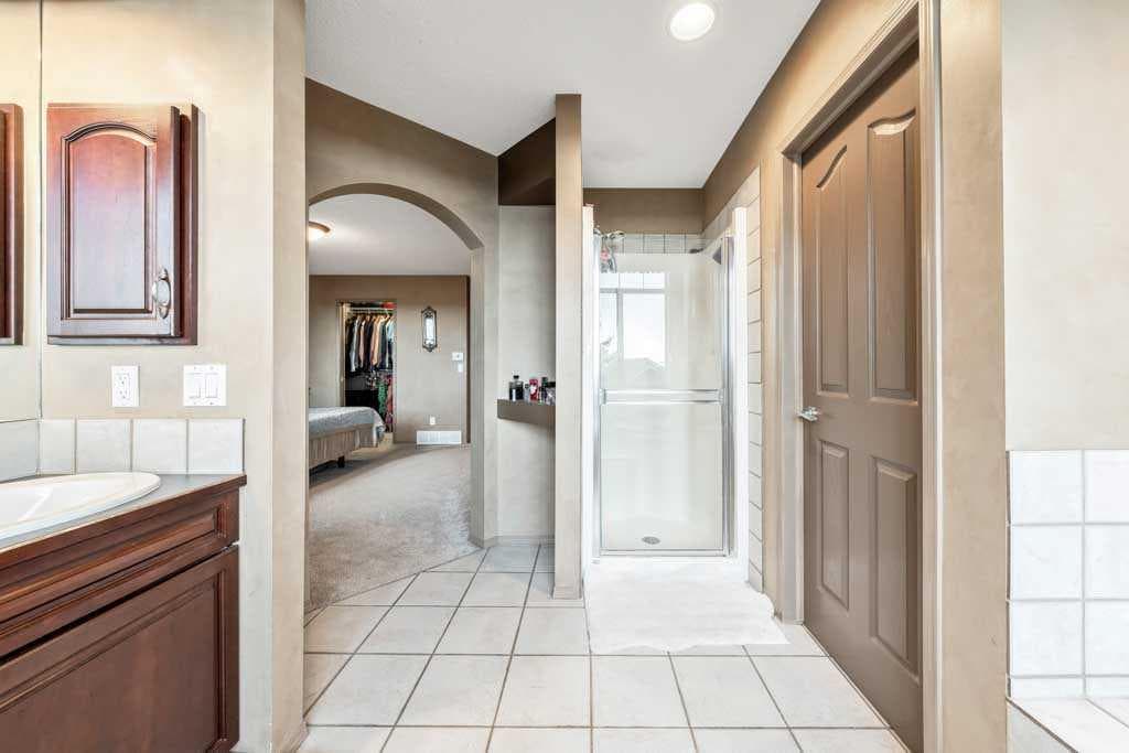 40 Cougar Ridge Heights SW