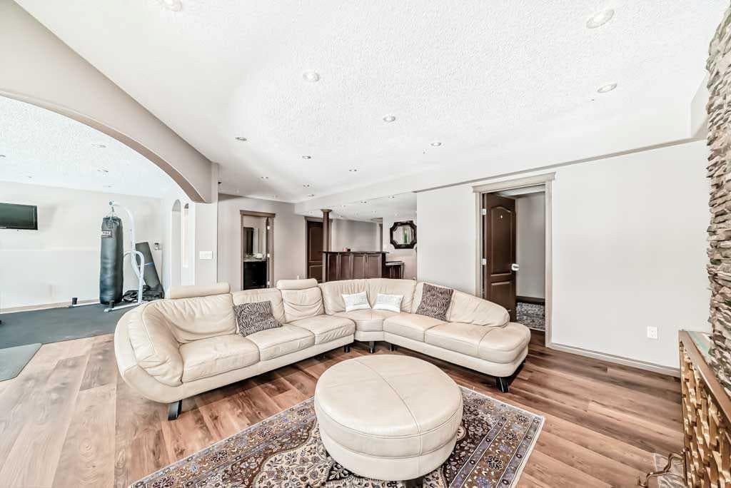 40 Cougar Ridge Heights SW