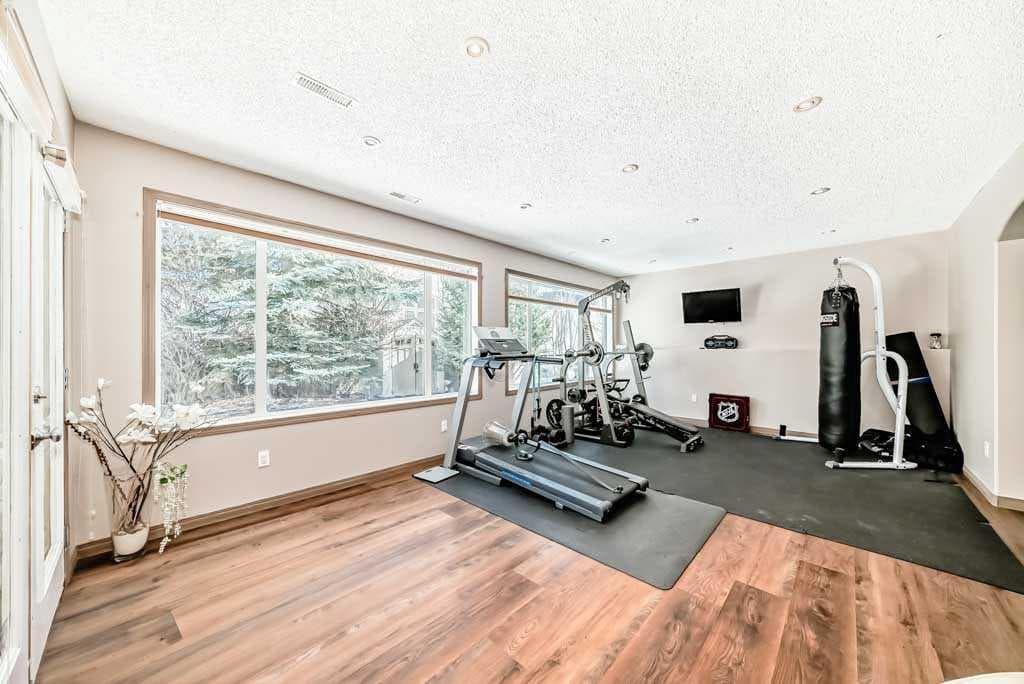 40 Cougar Ridge Heights SW