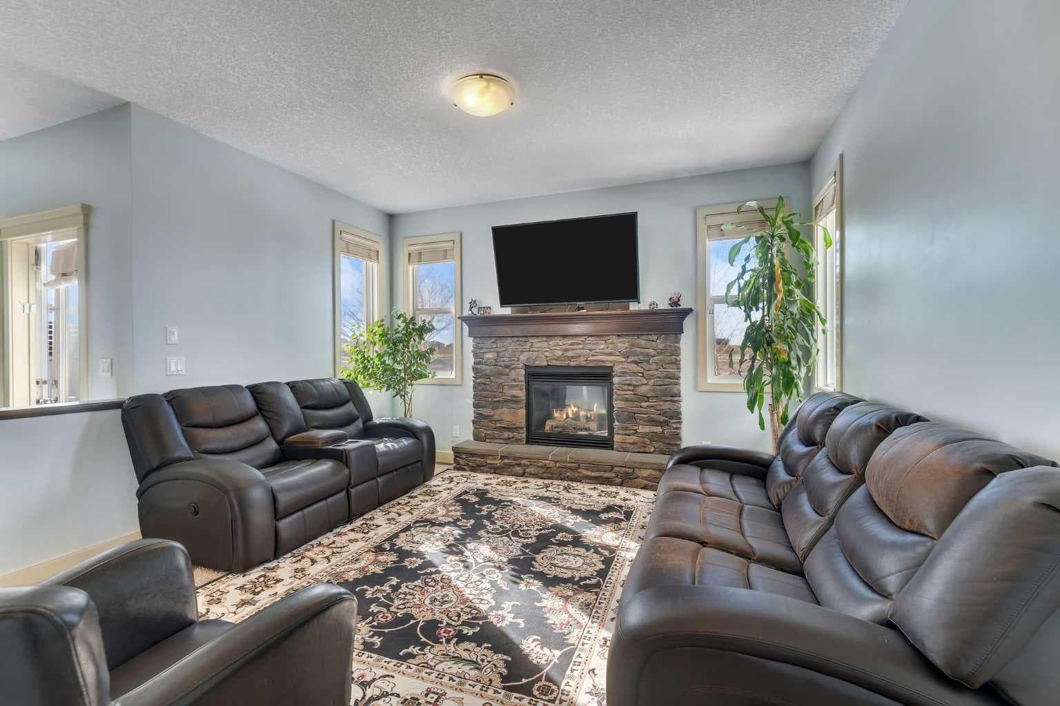 156 Bishop Crescent NW