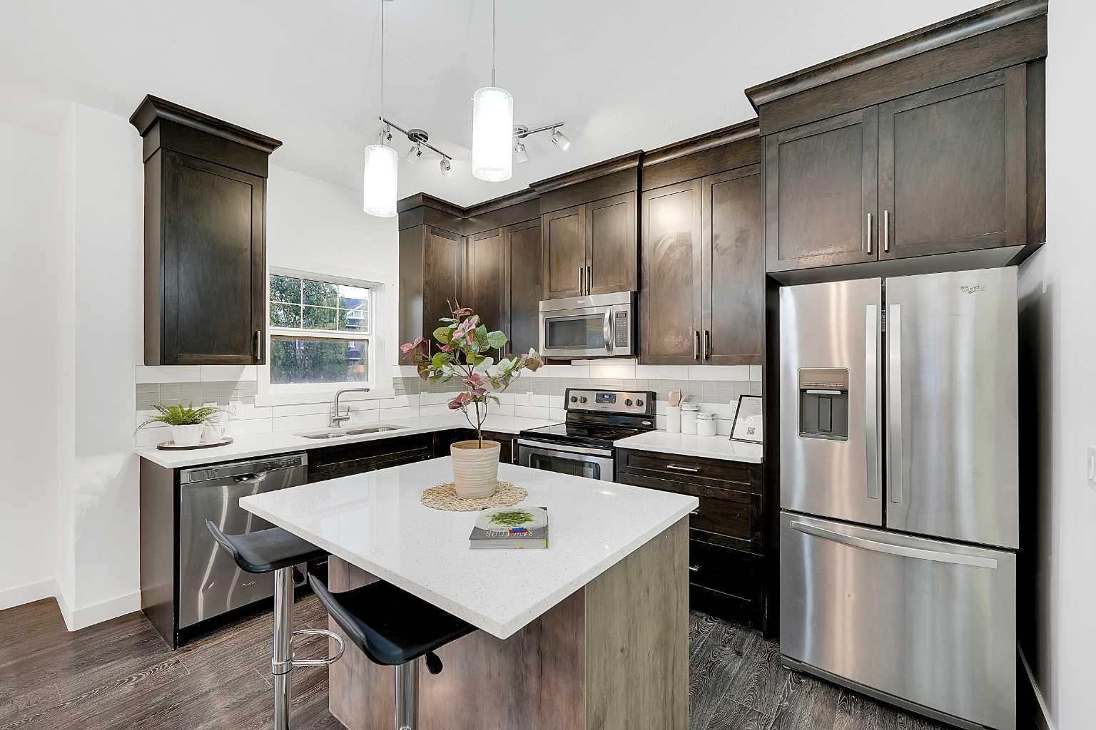 570 Evanston Manor NW