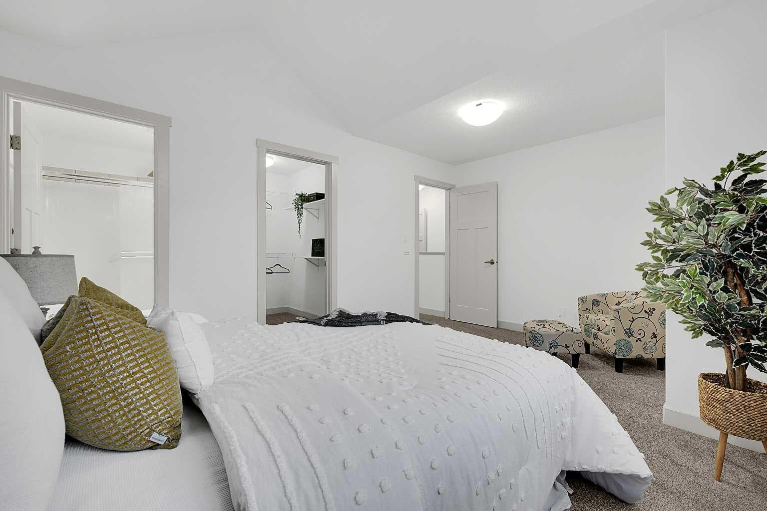 570 Evanston Manor NW