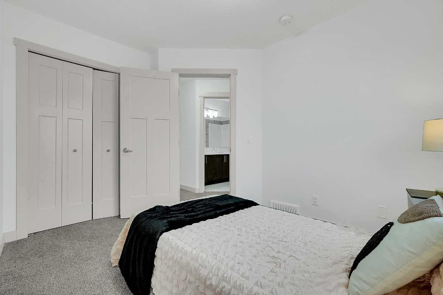 570 Evanston Manor NW
