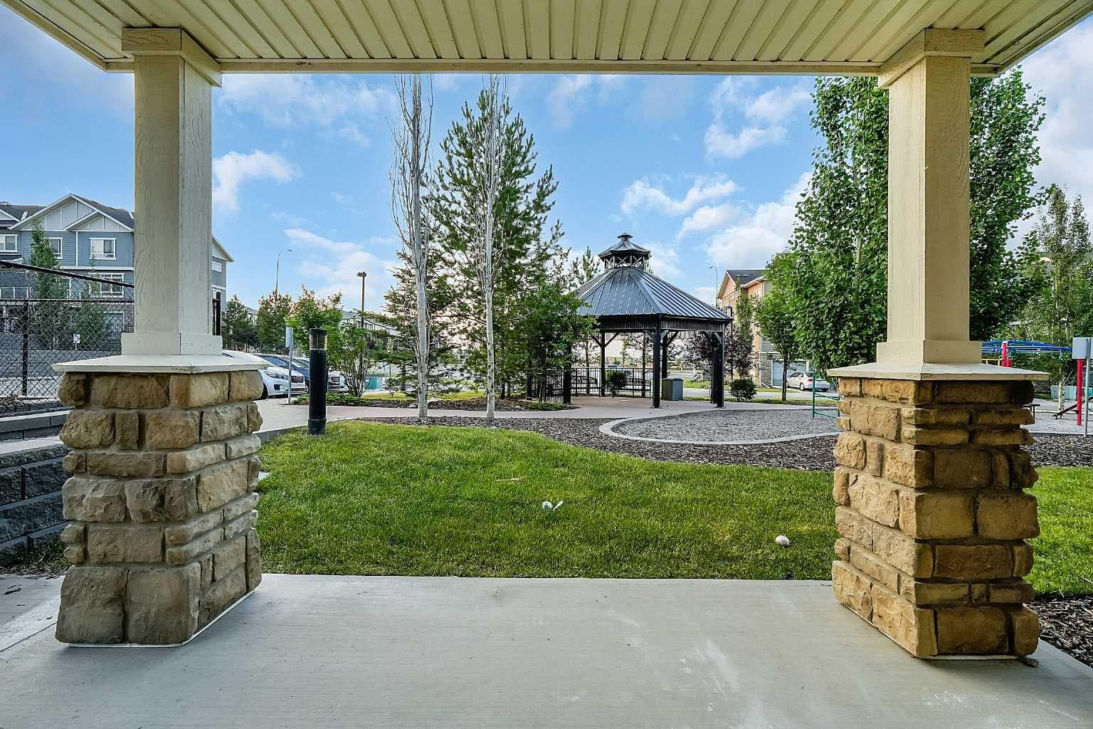 570 Evanston Manor NW