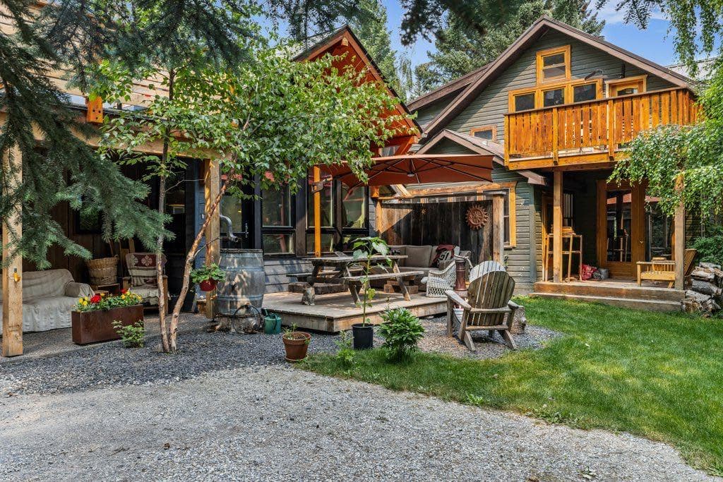 A and B, 132 Rundle Crescent 