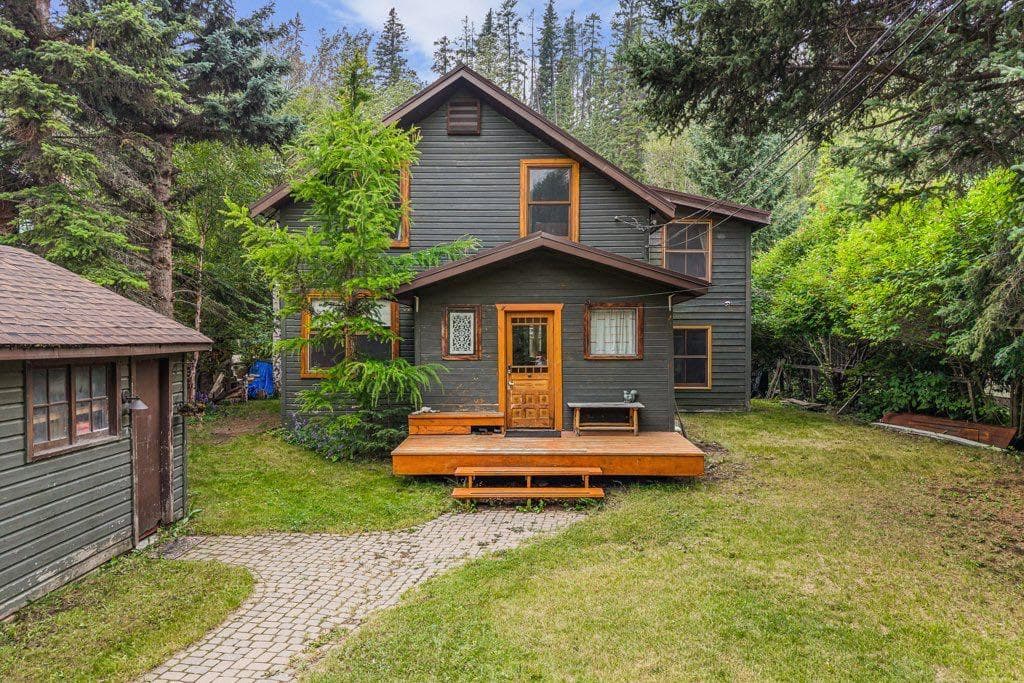 A and B, 132 Rundle Crescent 