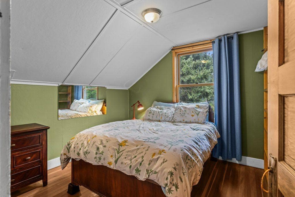 A and B, 132 Rundle Crescent 