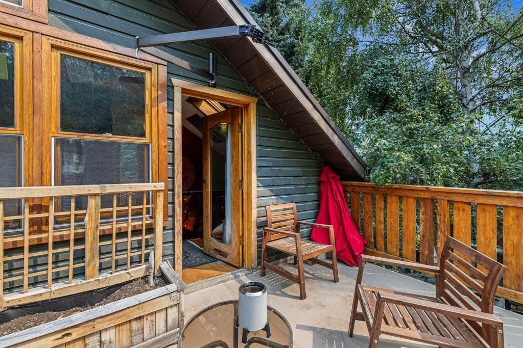 A and B, 132 Rundle Crescent 