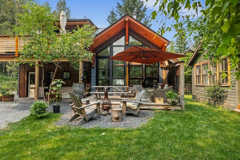 A and B, 132 Rundle Crescent 