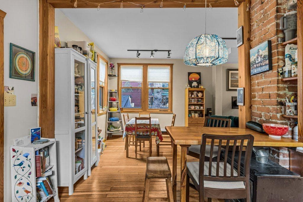 A and B, 132 Rundle Crescent 