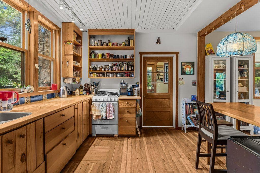 A and B, 132 Rundle Crescent 