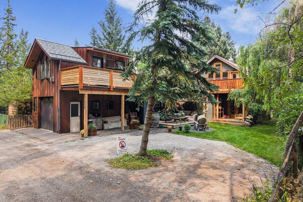 A and B, 132 Rundle Crescent 