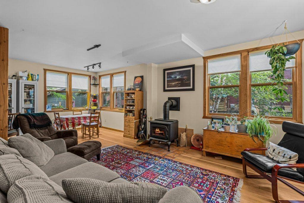 A and B, 132 Rundle Crescent 