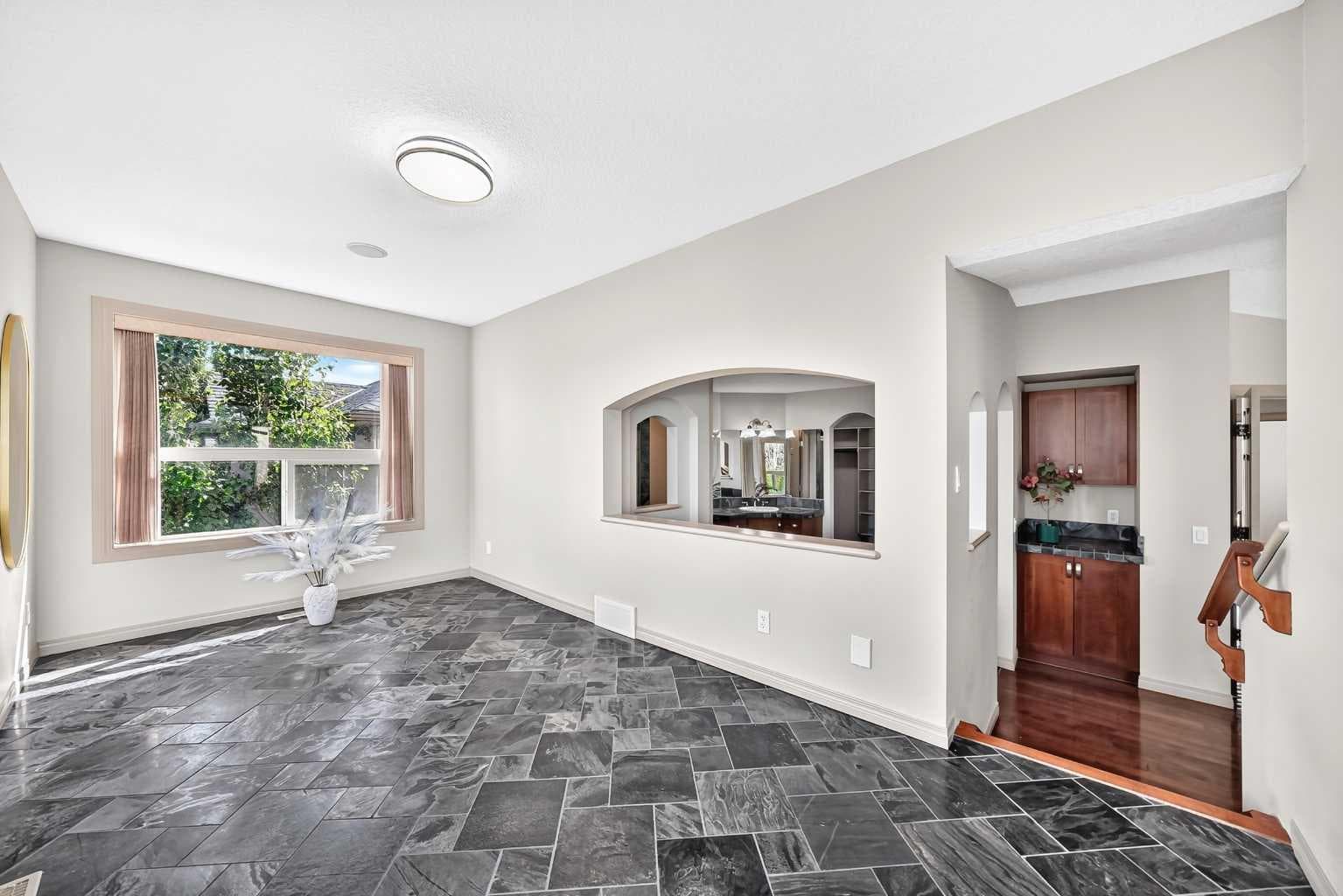 14 Springborough Crescent SW