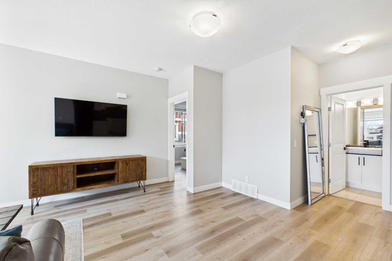 1, 67 West Coach Manor SW