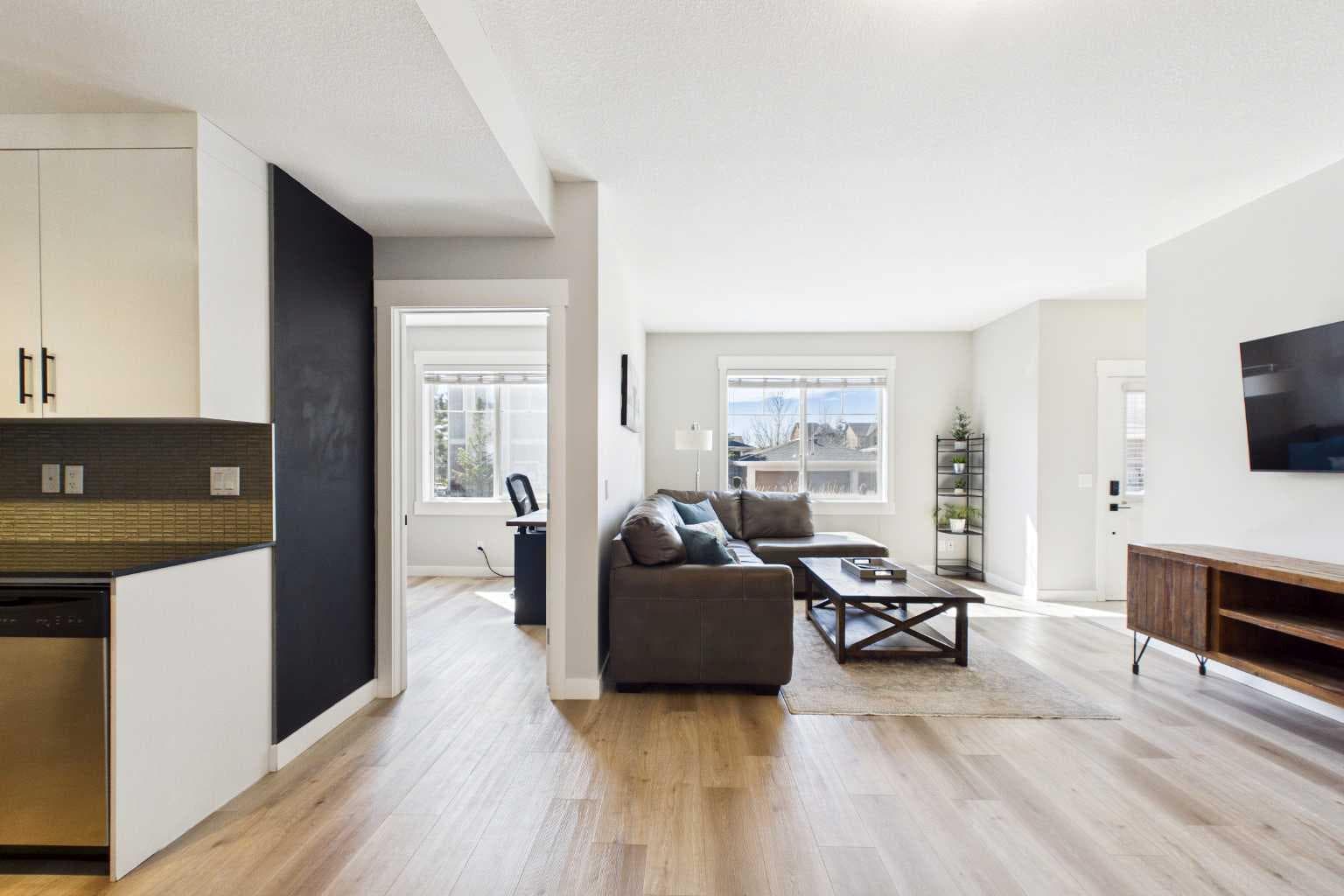 1, 67 West Coach Manor SW