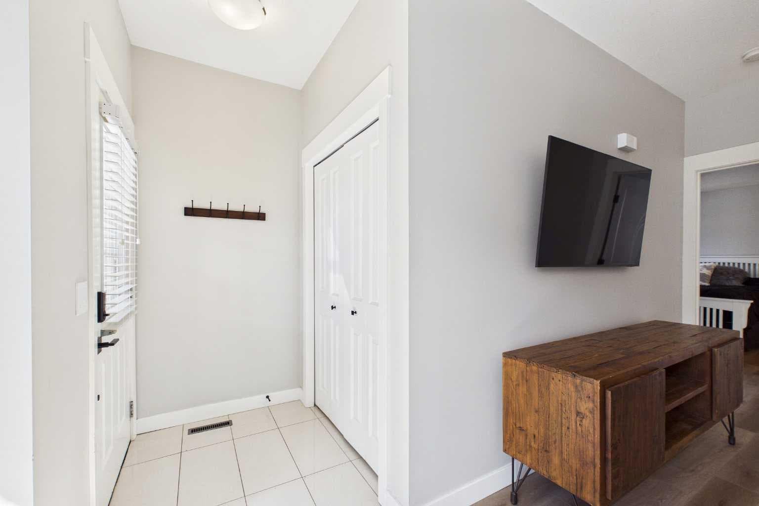 1, 67 West Coach Manor SW