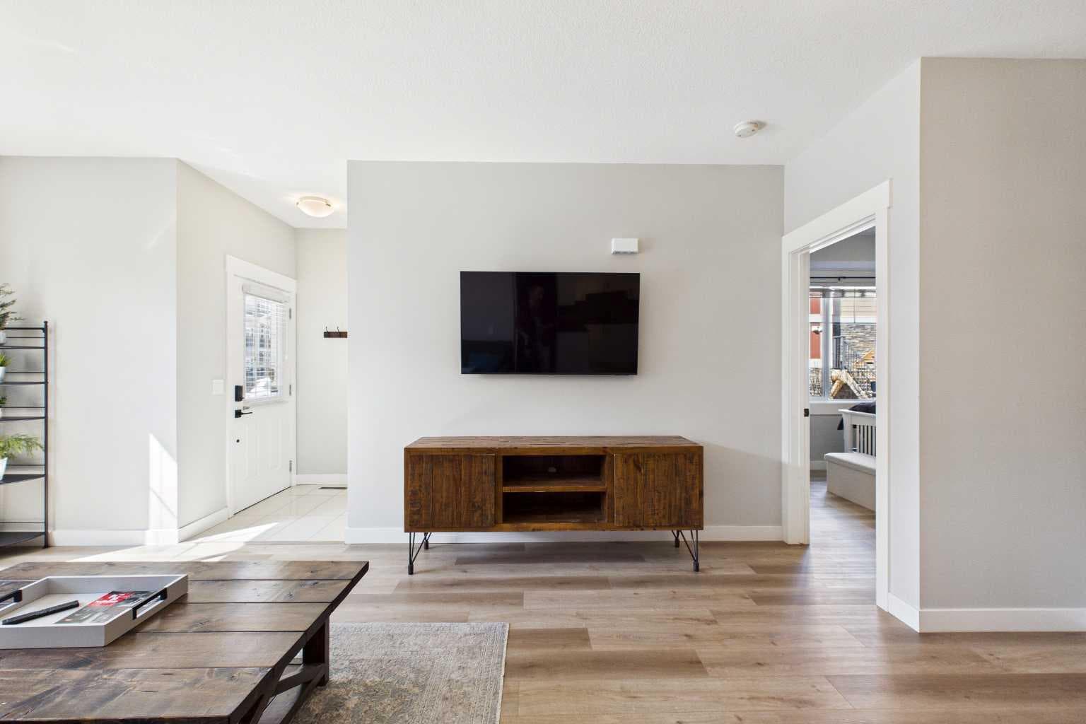 1, 67 West Coach Manor SW