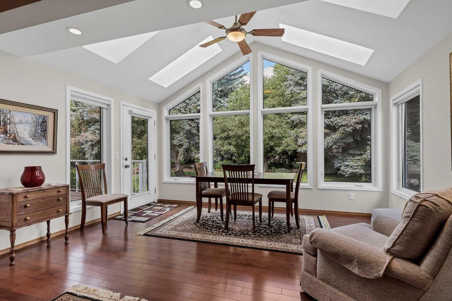 22 Varsity Estates View NW