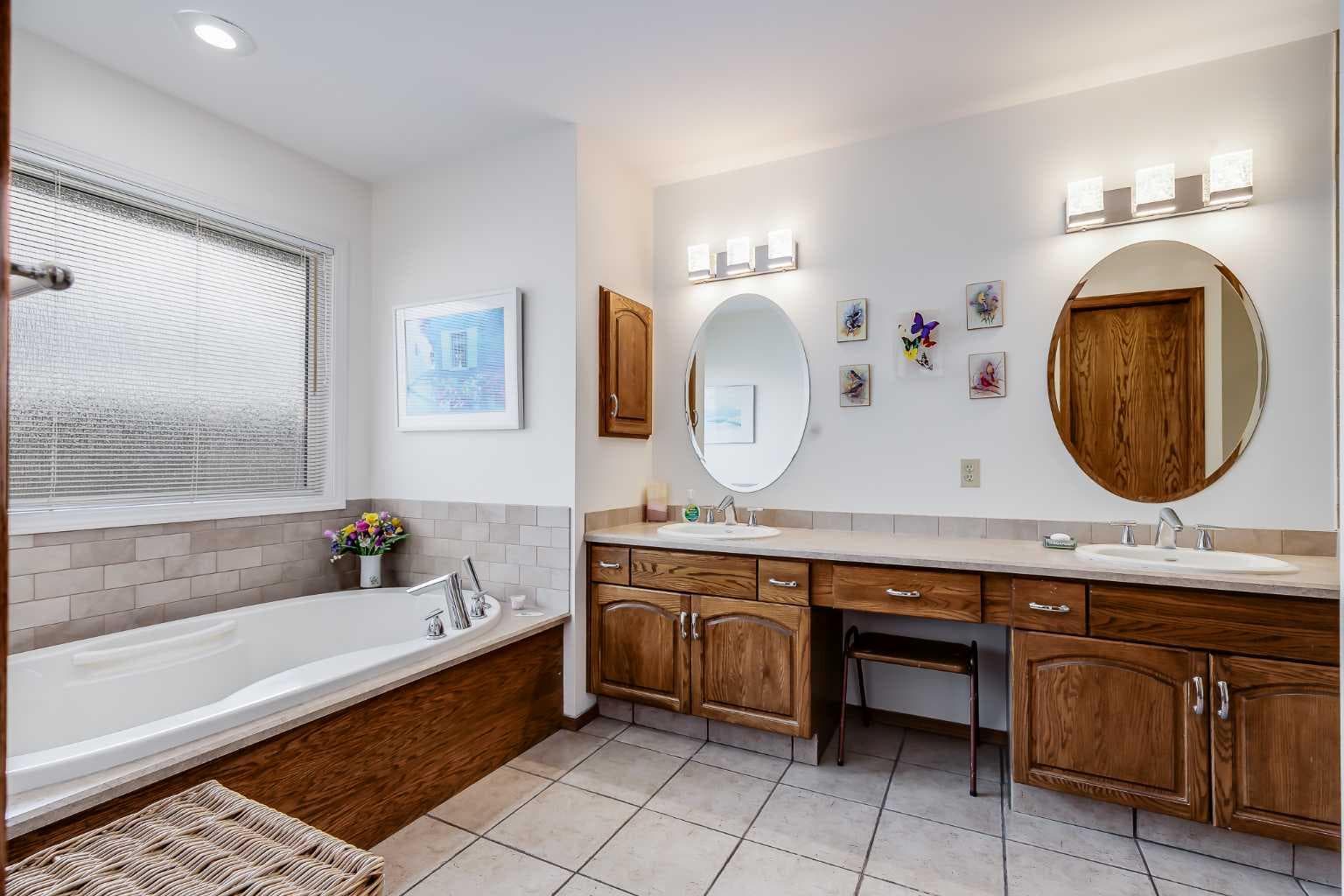 22 Varsity Estates View NW