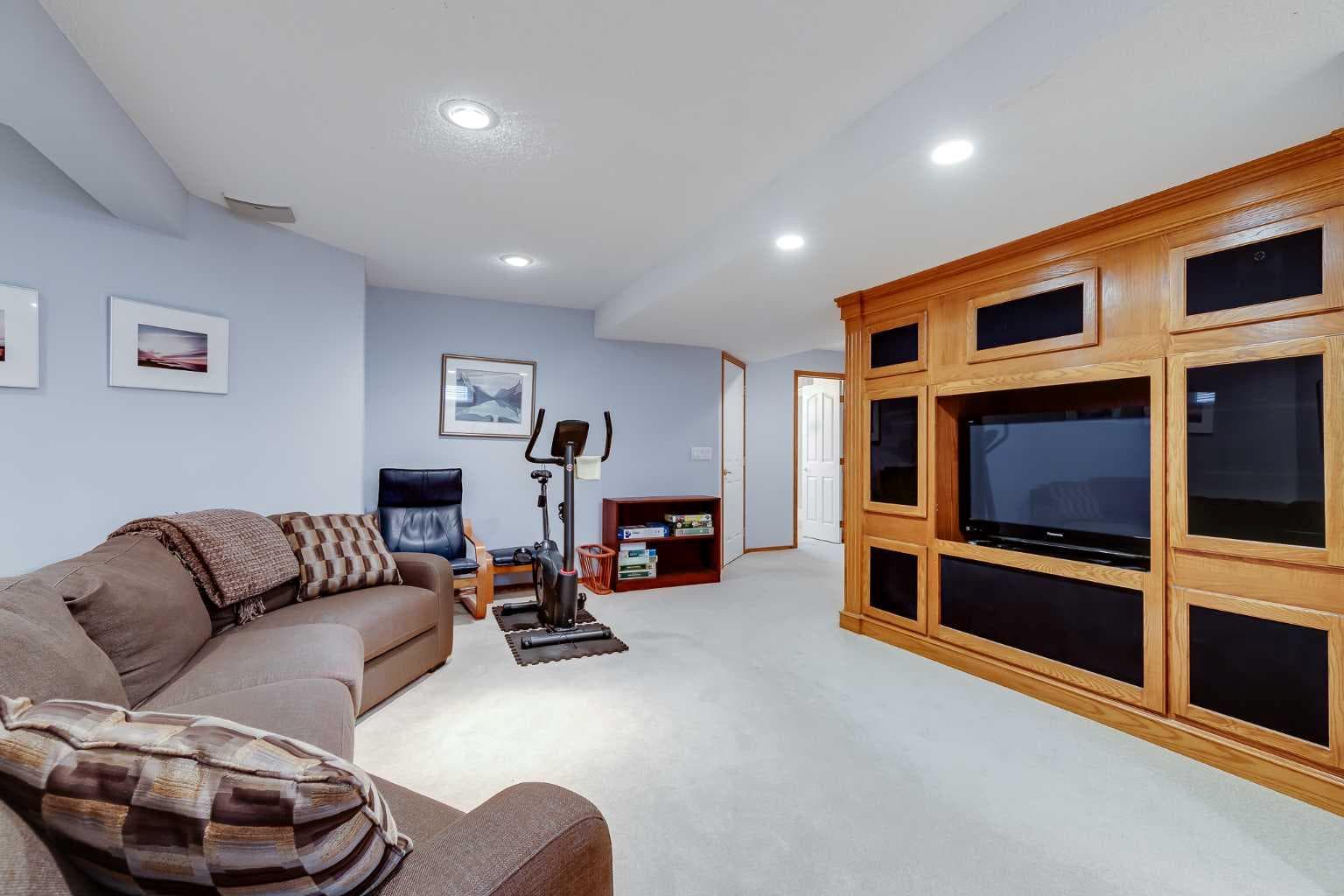 22 Varsity Estates View NW