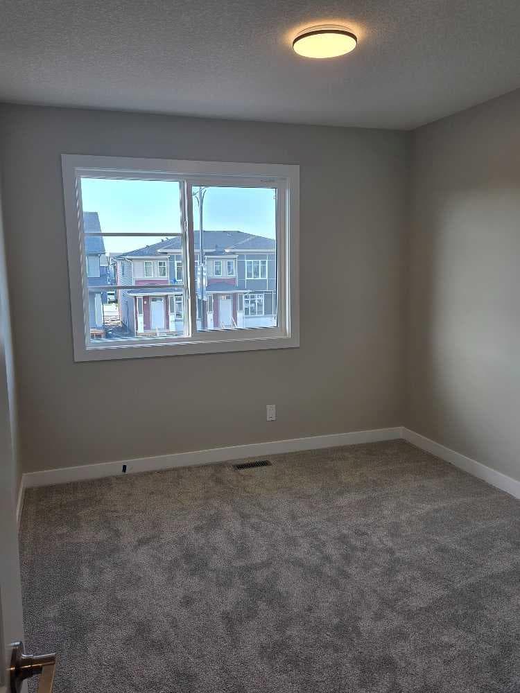 195 Lanark Gate SE