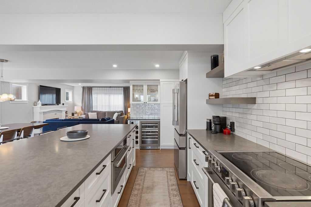87 Couture Crescent SW