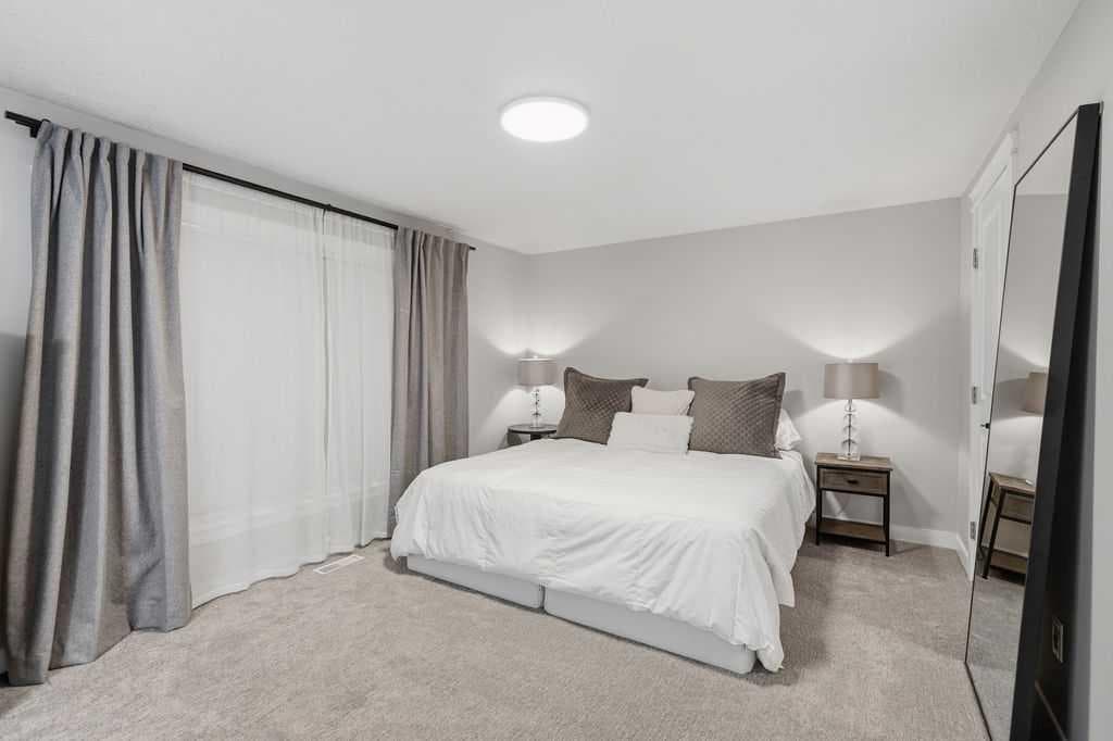 87 Couture Crescent SW