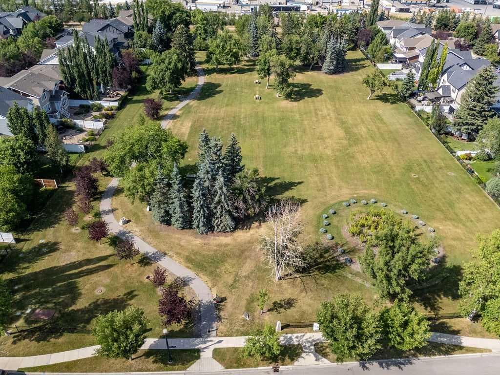 87 Couture Crescent SW