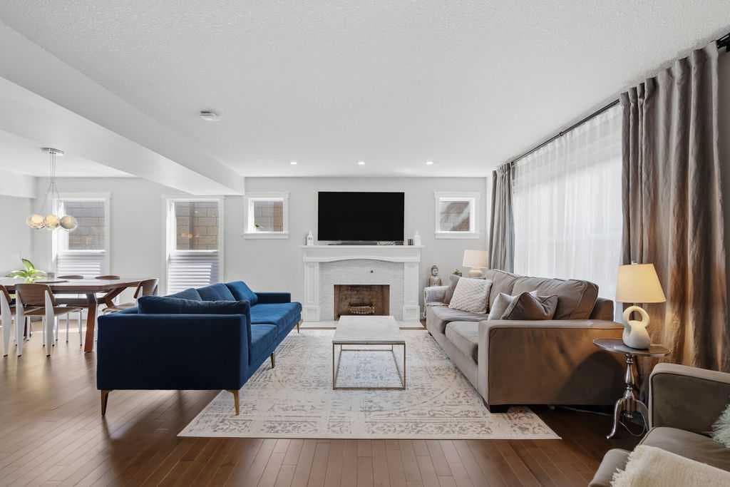 87 Couture Crescent SW