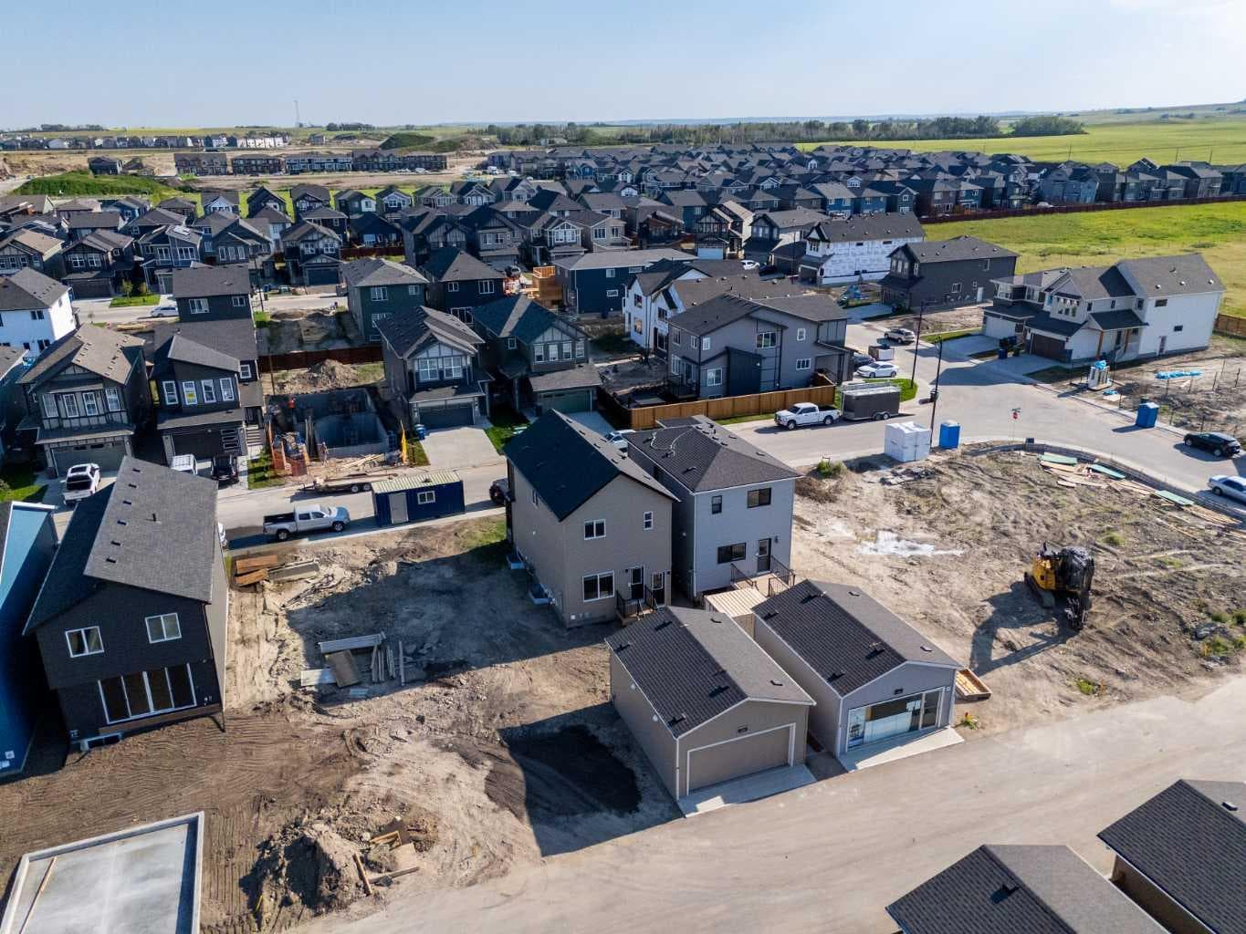 22 Chinook Winds Court SW