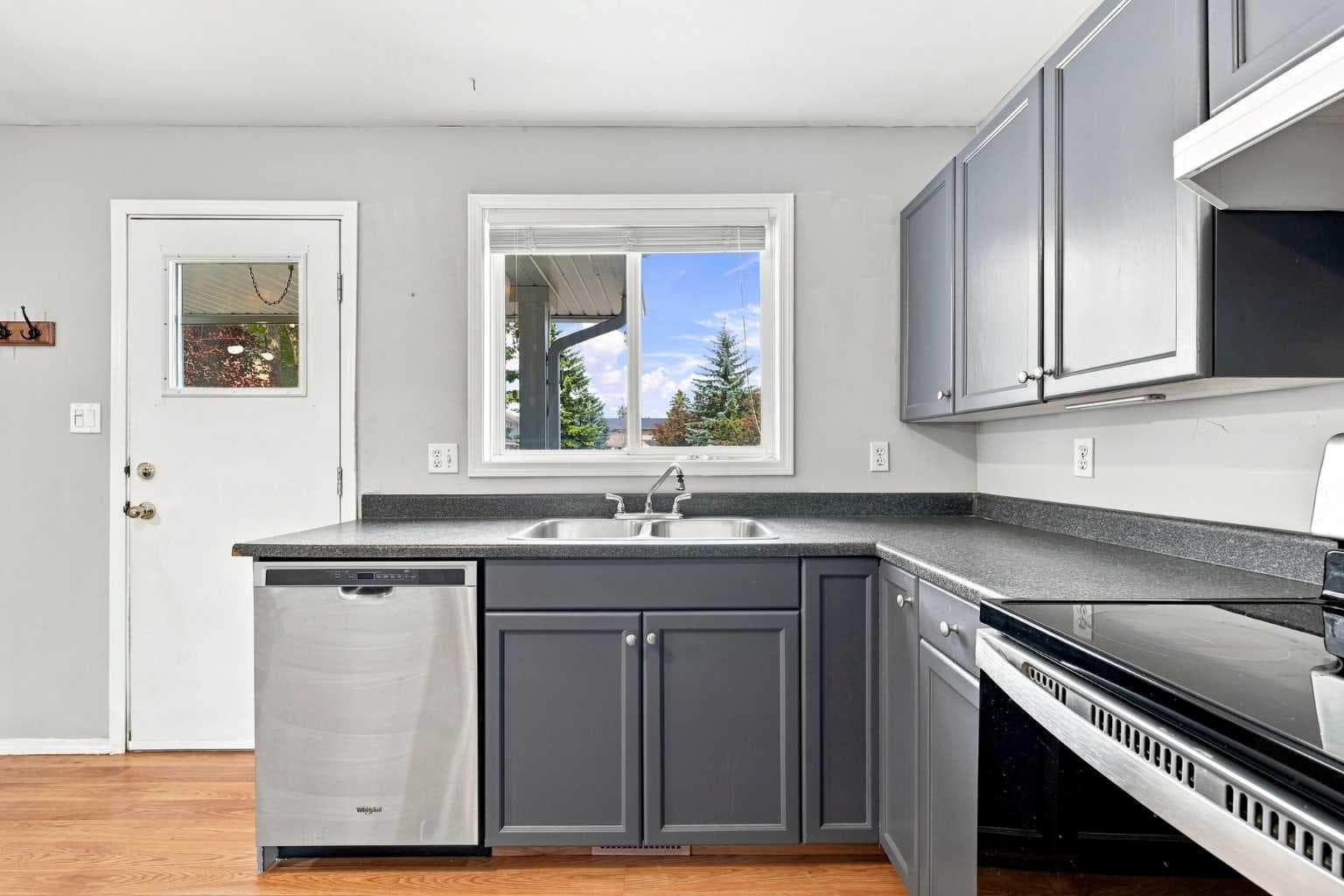 542 Regal Park NE
