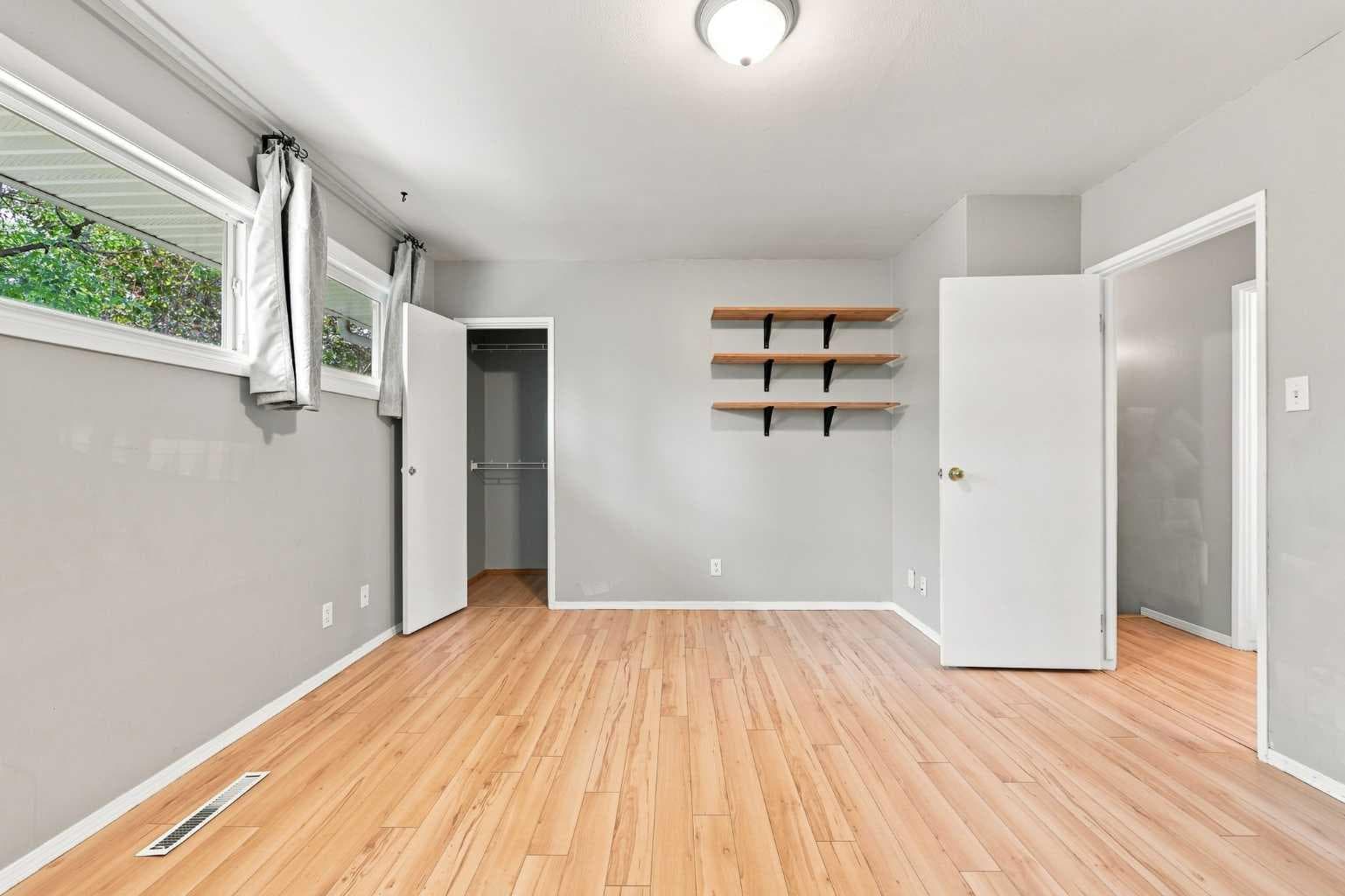 542 Regal Park NE