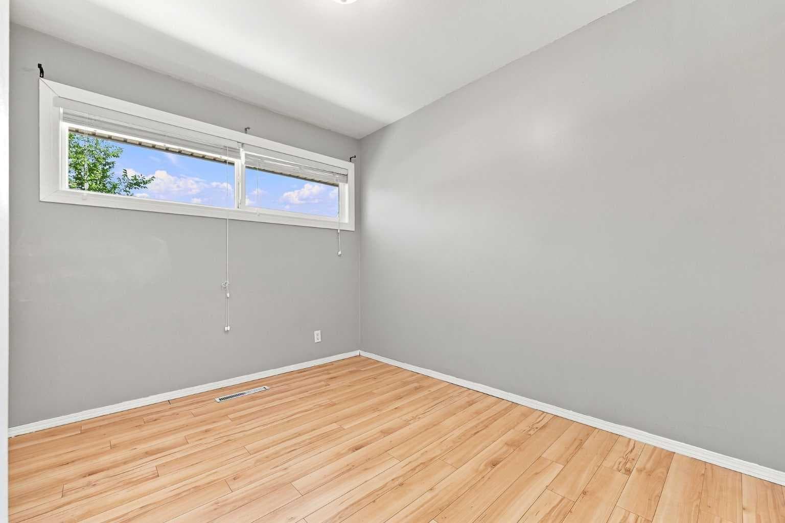 542 Regal Park NE