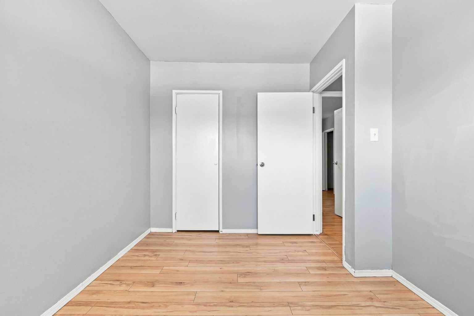 542 Regal Park NE