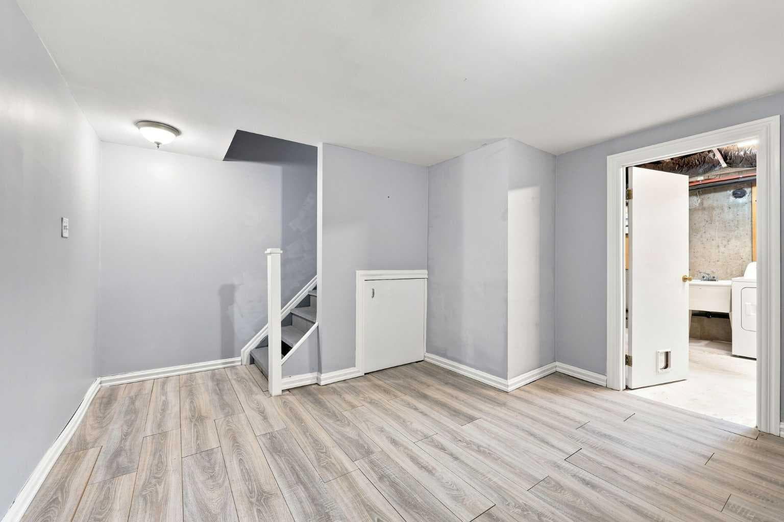 542 Regal Park NE