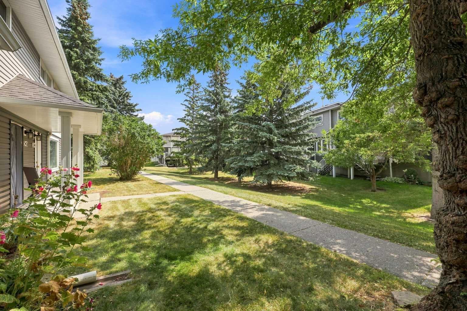 542 Regal Park NE