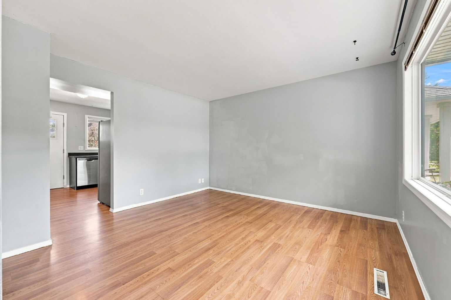 542 Regal Park NE