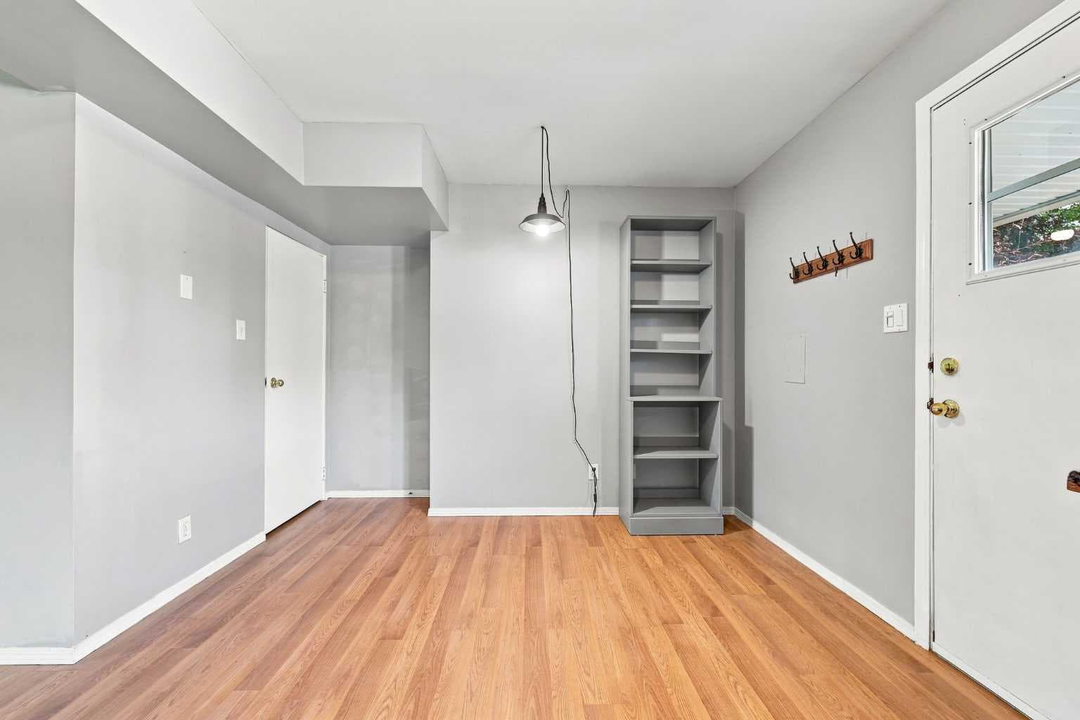 542 Regal Park NE