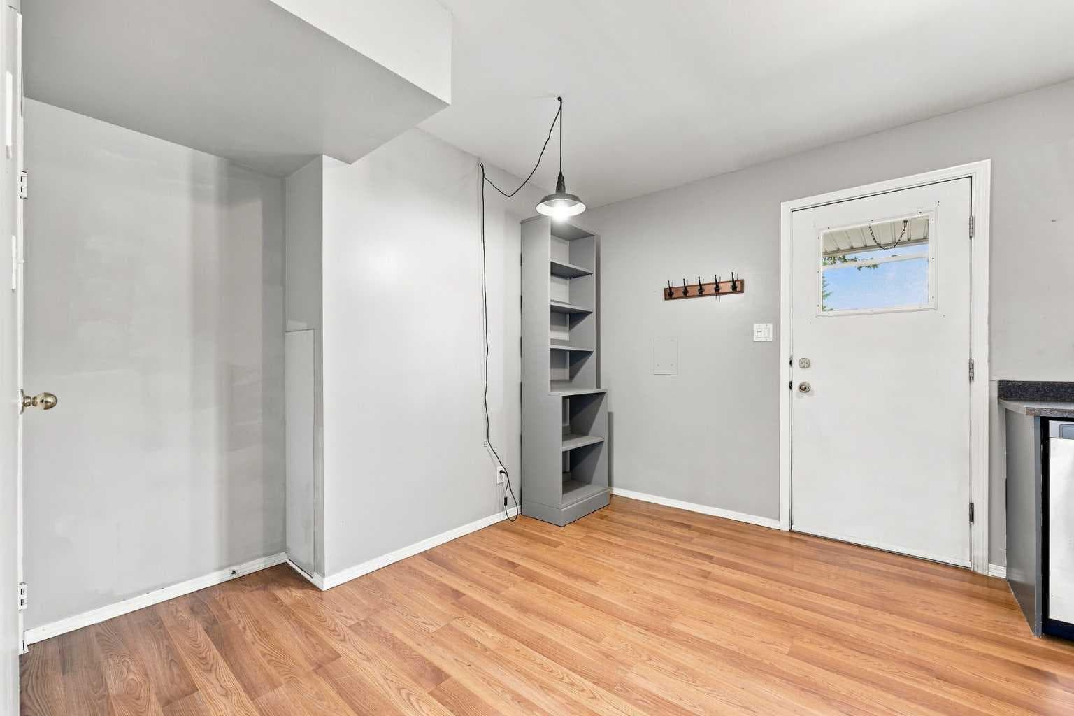 542 Regal Park NE