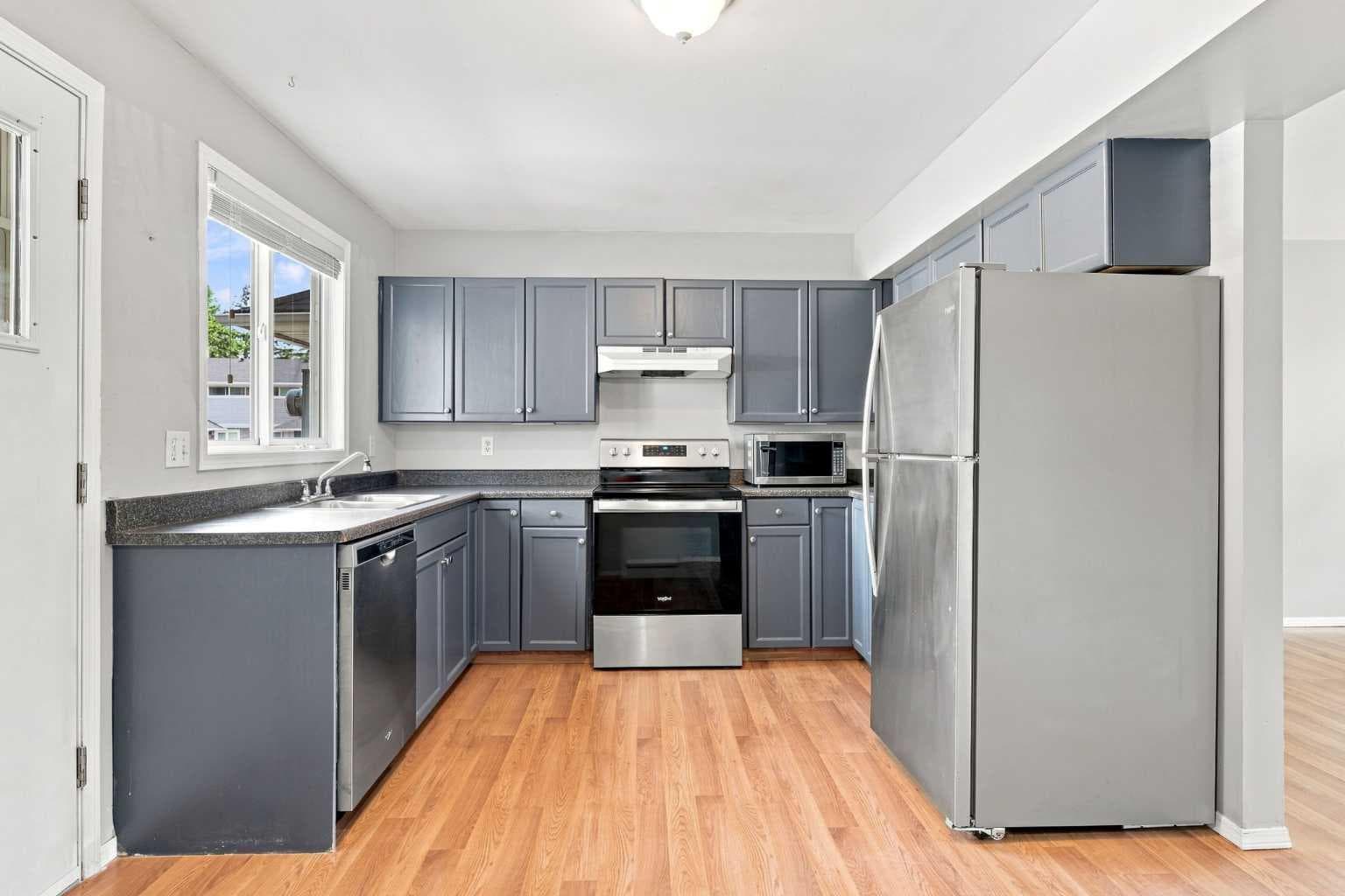 542 Regal Park NE